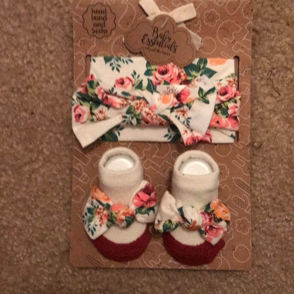 Baby bow and socks set